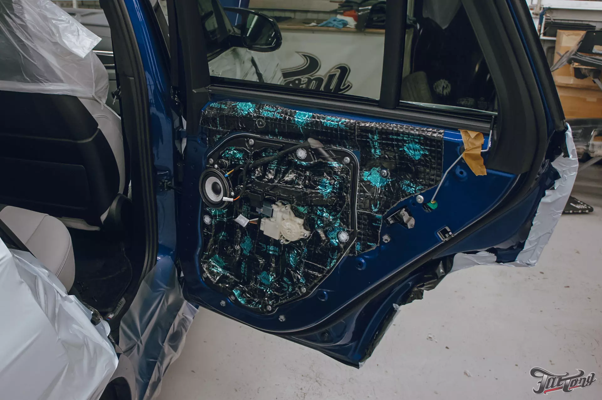 BMW X5. Шумоизоляция дверей и подкрылков